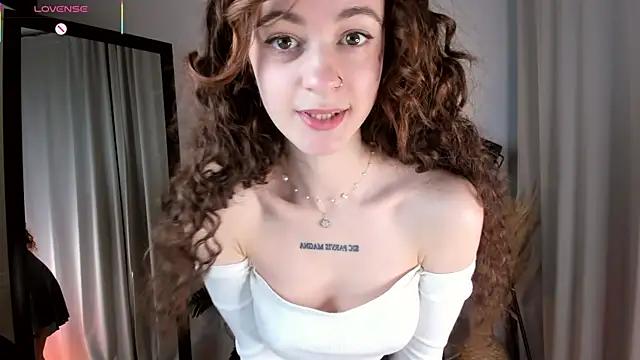 Snapshot of Curly_Moon chatting on April 28, 2026, 1:49 pm Curly Moon online show from April 28, 2026, 1:49 pm