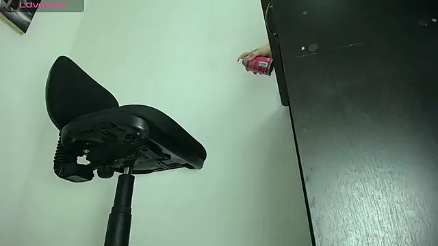 aprhillove online show from January 5, 2025, 5:09 am