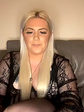 Blondiee3088 online show from December 3, 2024, 6:28 pm