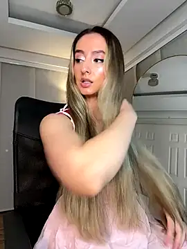 nicollefiorett online show from October 15, 2025, 11:05 pm