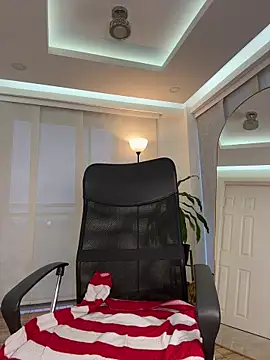 nicollefiorett online show from November 6, 2025, 10:43 pm