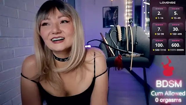 Sandralawrence online show from November 7, 2025, 9:15 pm