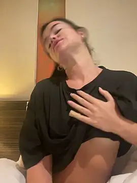 English-Chloe96 online show from November 3, 2025, 5:31 am