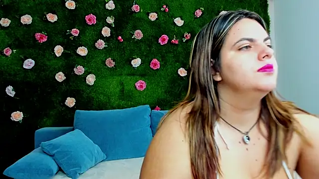 Huge Titties  online show from October 15, 2025, 7:14 pm