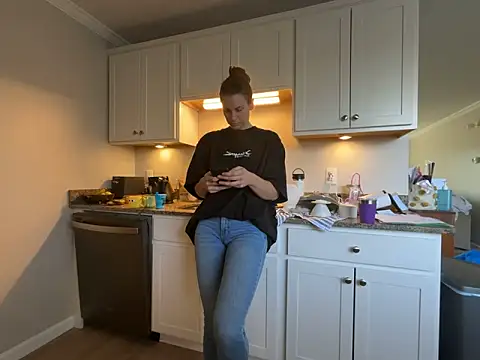 MissSwitch online show from March 19, 2025, 2:13 pm