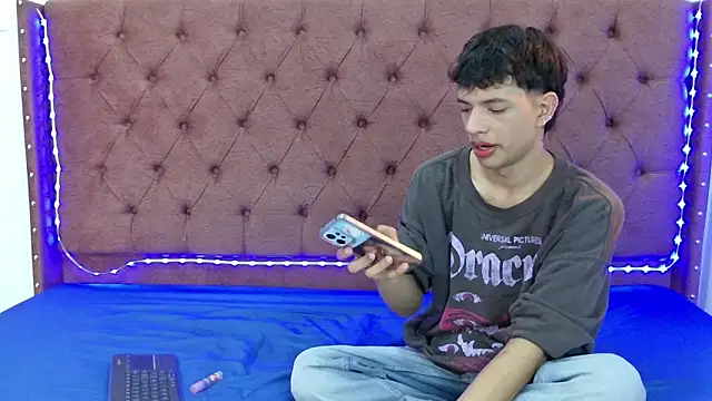 Snapshot of boys_yourparty chatting on December 26, 2024, 1:43 pm boys yourparty online show from December 26, 2024, 1:43 pm