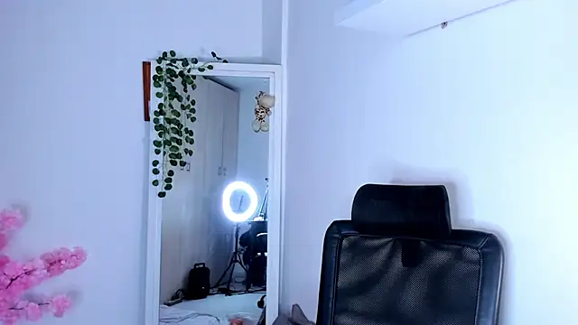 AnnieSofiia online show from April 15, 2026, 7:58 pm