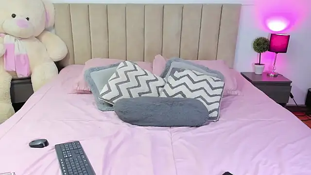 Snapshot of HannaRousse_ chatting on September 8, 2025, 8:19 pm HannaRousse online show from September 8, 2025, 8:19 pm