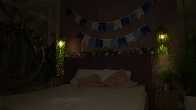 Smiley Mia online show from September 28, 2025, 5:02 am