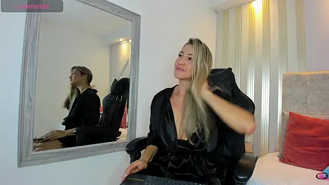 Tayra Pradit online show from December 18, 2024, 1:59 am