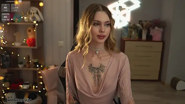 ManiFreyja online show from October 7, 2025, 5:32 pm