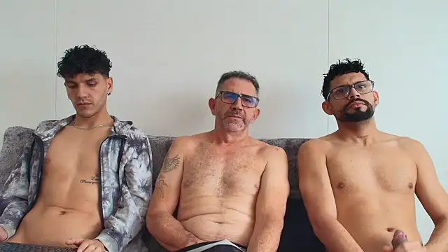 Snapshot of Benjamin_show chatting on December 14, 2025, 5:07 pm Benjamin show online show from December 14, 2025, 5:07 pm