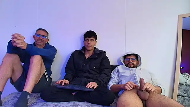 Snapshot of Benjamin_show chatting on December 16, 2025, 2:22 pm Benjamin show online show from December 16, 2025, 2:22 pm