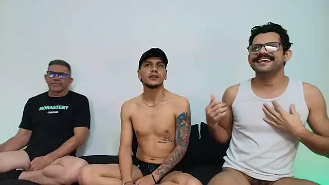 Snapshot of Benjamin_show chatting on February 1, 2026, 1:37 am Benjamin show online show from February 1, 2026, 1:37 am