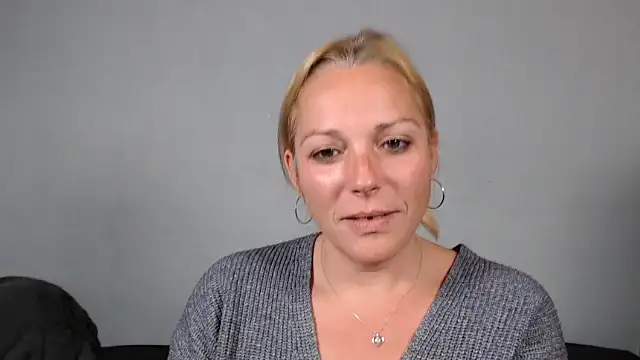 Doucelouve9 online show from December 18, 2025, 5:19 pm