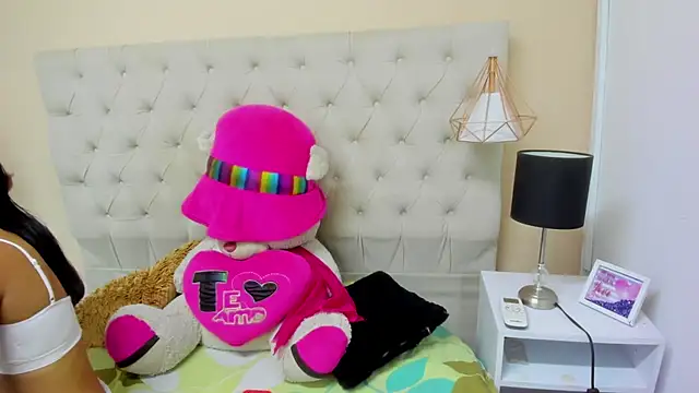 Snapshot of Little_Helen chatting on January 21, 2025, 1:22 pm Little Helen online show from January 21, 2025, 1:22 pm