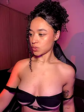 Crystal Dluna online show from November 10, 2025, 5:01 pm