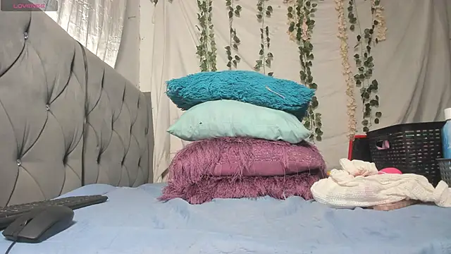 imtiffany w online show from October 6, 2025, 1:52 pm