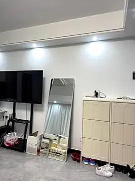 xyebobs online show from September 9, 2025, 1:54 pm