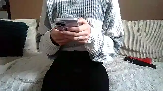 Petite moi online show from March 12, 2026, 12:11 pm