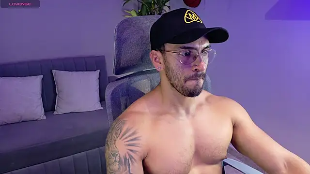 Snapshot of tony_muscle chatting on July 6, 2026, 7:05 pm tony muscle online show from July 6, 2026, 7:05 pm
