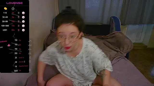 Chloe strip online show from October 3, 2025, 1:57 am