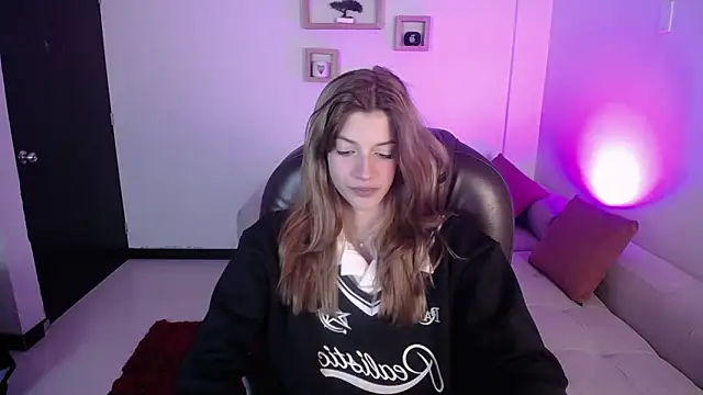 Snapshot of Nora_Vennucci chatting on December 13, 2024, 7:53 pm Nora Vennucci online show from December 13, 2024, 7:53 pm