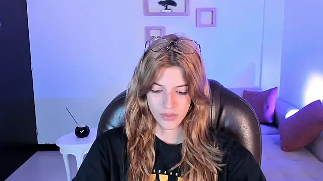 Snapshot of Nora_Vennucci chatting on February 11, 2025, 9:14 pm Nora Vennucci online show from February 11, 2025, 9:14 pm