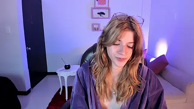 Snapshot of Nora_Vennucci chatting on February 12, 2025, 12:16 am Nora Vennucci online show from February 12, 2025, 12:16 am