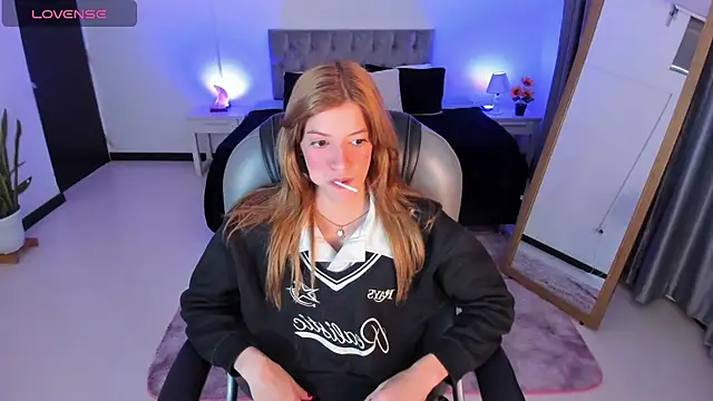 Snapshot of Nora_Vennucci chatting on March 21, 2025, 7:24 pm Nora Vennucci online show from March 21, 2025, 7:24 pm