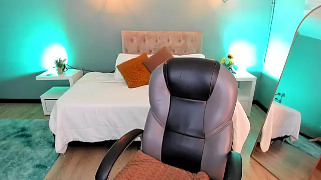 Snapshot of Nora_Vennucci chatting on September 11, 2025, 7:36 pm Nora Vennucci online show from September 11, 2025, 7:36 pm