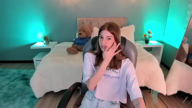 Snapshot of Nora_Vennucci chatting on October 7, 2025, 7:00 pm Nora Vennucci online show from October 7, 2025, 7:00 pm