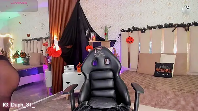 Daphnne tay online show from October 28, 2025, 3:32 am