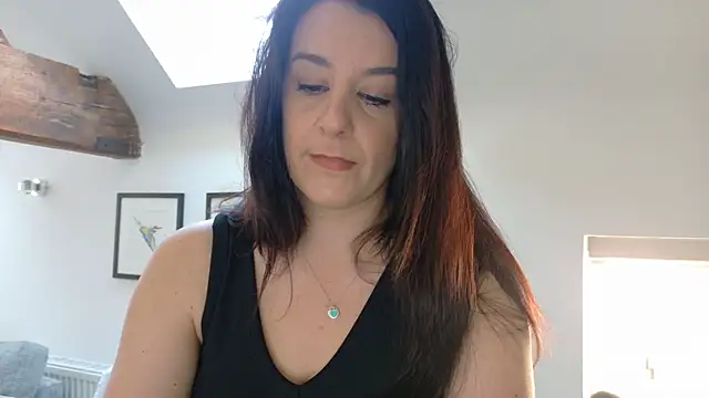 flatwhite0 online show from April 24, 2026, 8:50 am