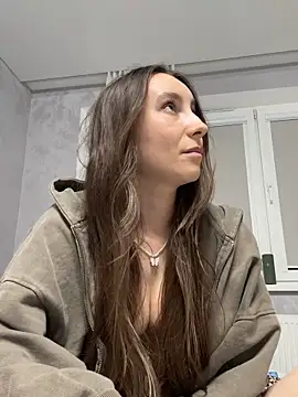 viviandaimond1 online show from April 15, 2026, 8:31 pm