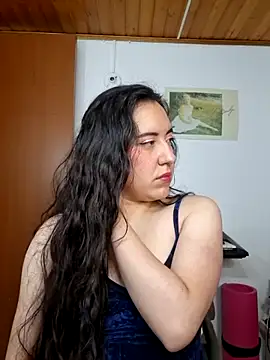 Emi chik online show from April 1, 2026, 12:28 pm