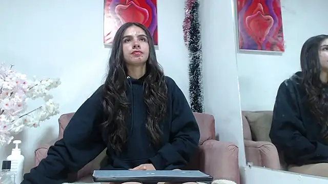 dafne queenn online show from January 13, 2025, 12:24 pm