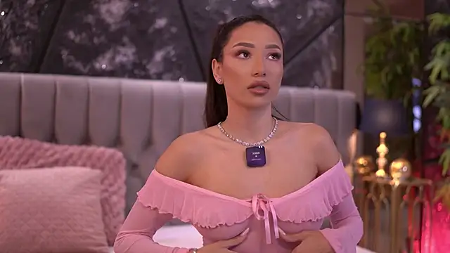 Snapshot of GinaValentinna chatting on May 13, 2026, 7:11 pm GinaValentinna online show from May 13, 2026, 7:11 pm