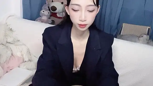 Lili-2 online show from November 23, 2025, 4:18 pm