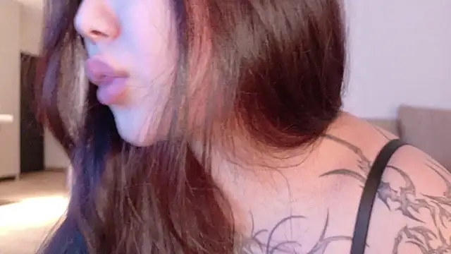 Yuriko May online show from November 14, 2025, 4:06 pm