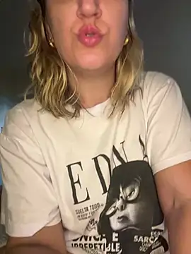 Snapshot of Bia_sexynovaes chatting on March 3, 2025, 9:15 pm Bia sexynovaes online show from March 3, 2025, 9:15 pm