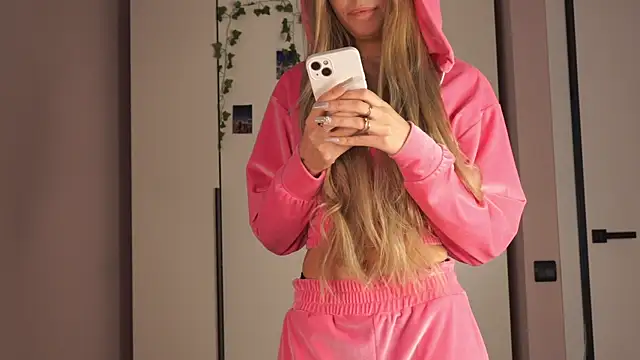 norakisses online show from April 21, 2026, 9:26 am