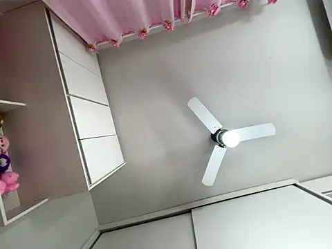 lariic online show from September 30, 2025, 1:43 am