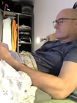 bogland33 online show from December 15, 2025, 8:02 pm