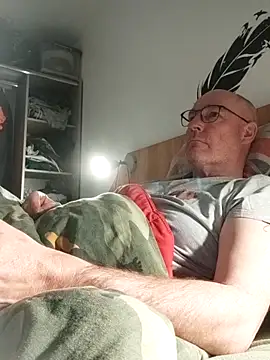 Snapshot of bogland33 chatting on May 7, 2026, 9:42 pm bogland33 online show from May 7, 2026, 9:42 pm