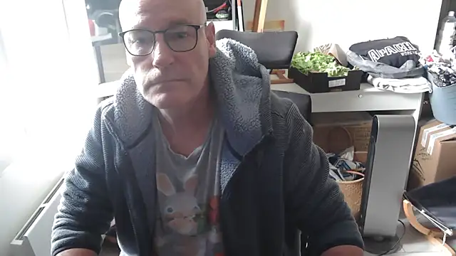 Snapshot of bogland33 chatting on May 9, 2026, 2:33 pm bogland33 online show from May 9, 2026, 2:33 pm
