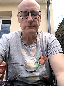 Snapshot of bogland33 chatting on May 10, 2026, 8:41 am bogland33 online show from May 10, 2026, 8:41 am