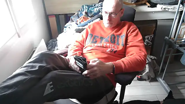 Snapshot of bogland33 chatting on May 14, 2026, 12:56 pm bogland33 online show from May 14, 2026, 12:56 pm