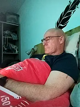 Snapshot of bogland33 chatting on June 9, 2026, 7:47 pm bogland33 online show from June 9, 2026, 7:47 pm