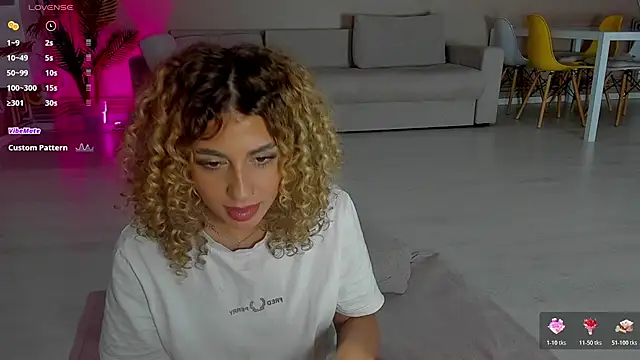 CurlyAnt0 online show from November 14, 2025, 11:46 pm